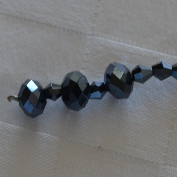 45" Long Black/Grey Alaskan Faceted Crystal Beaded Lariat - Picture 7 of 7